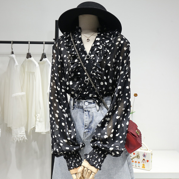 Modernūs moteriški marškiniai su raštu ir špico iškirpte