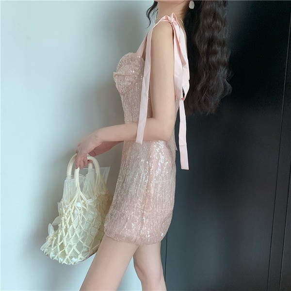 Trumpa moteriška suknelė su blizgučiais ir kaklaraiščiais