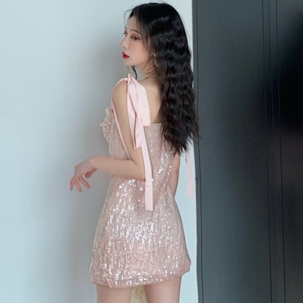 Trumpa moteriška suknelė su blizgučiais ir kaklaraiščiais