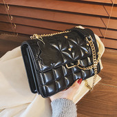 Stilingas moteriškas odinis krepšys su metaliniu užsegimu ir grandinėle