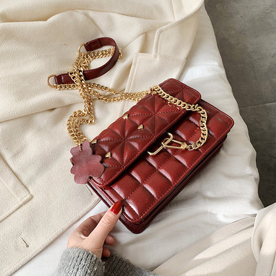 Stilingas moteriškas odinis krepšys su metaliniu užsegimu ir grandinėle