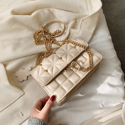 Stilingas moteriškas odinis krepšys su metaliniu užsegimu ir grandinėle