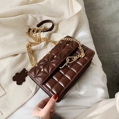 Stilingas moteriškas odinis krepšys su metaliniu užsegimu ir grandinėle