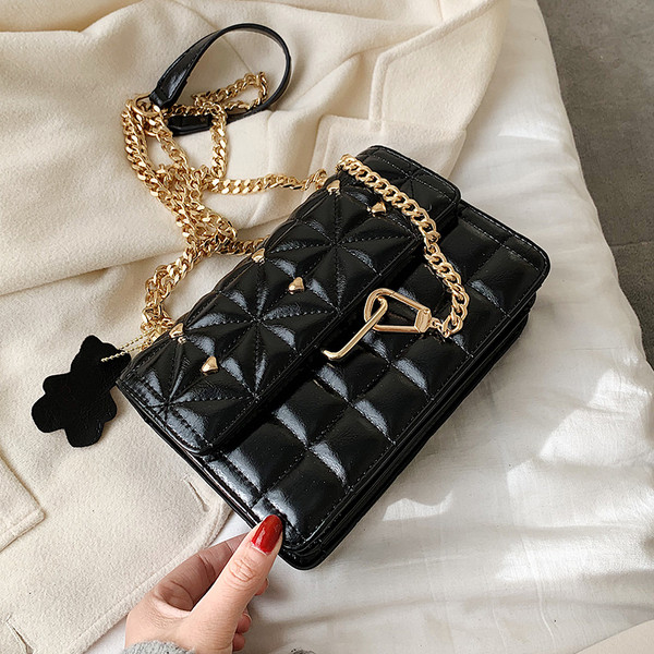 Stilingas moteriškas odinis krepšys su metaliniu užsegimu ir grandinėle