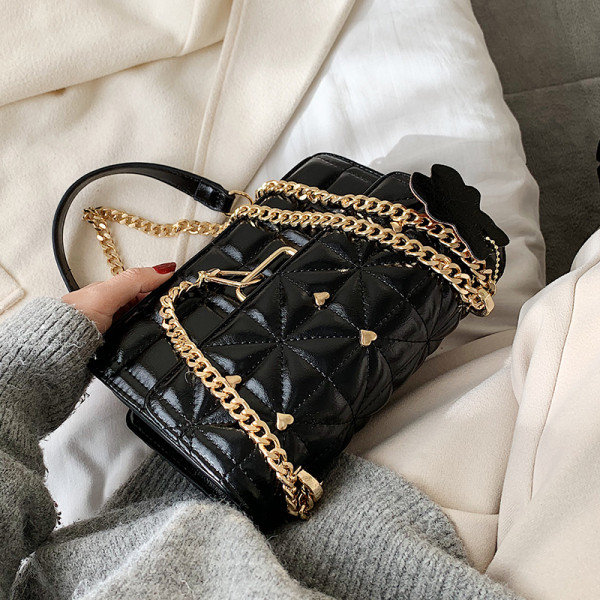 Stilingas moteriškas odinis krepšys su metaliniu užsegimu ir grandinėle