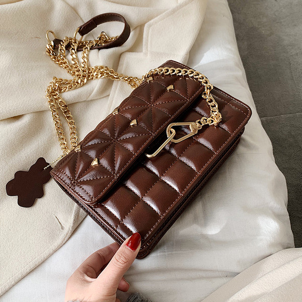 Stilingas moteriškas odinis krepšys su metaliniu užsegimu ir grandinėle