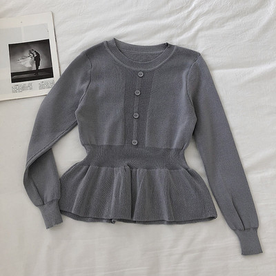 Разкроен дамски тънък пуловер с овално деколте и копчета