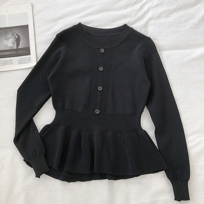 Разкроен дамски тънък пуловер с овално деколте и копчета