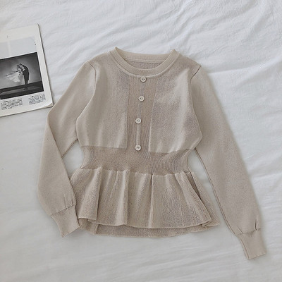 Разкроен дамски тънък пуловер с овално деколте и копчета