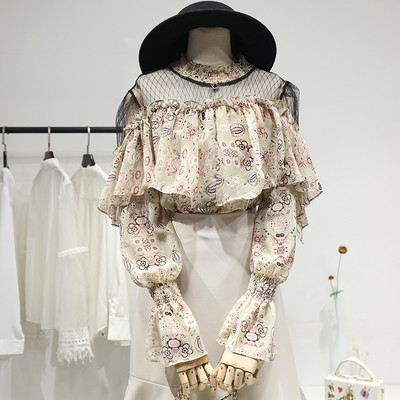 Uue mudeli madala kraega, tülli ja lillelise mustriga naiste pluus