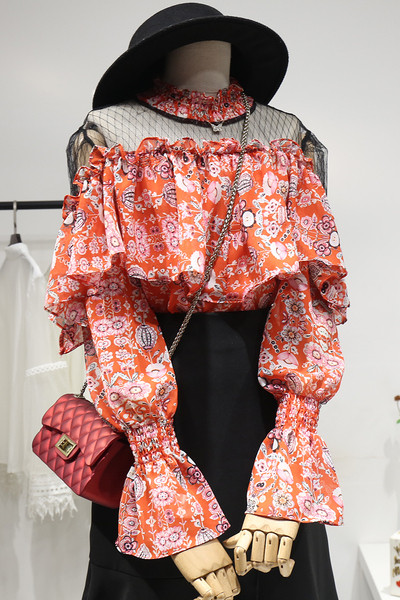 Uue mudeli madala kraega, tülli ja lillelise mustriga naiste pluus