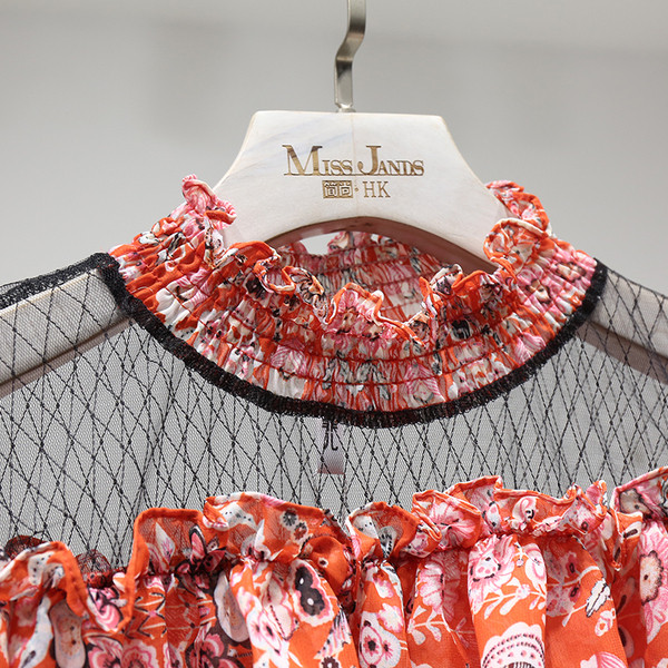 Uue mudeli madala kraega, tülli ja lillelise mustriga naiste pluus