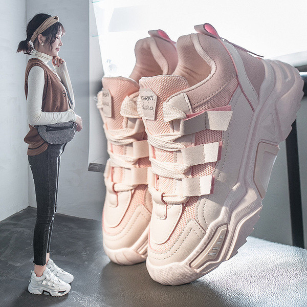 Moteriški sportbačiai su raišteliais ir grubiu padu