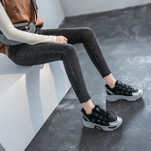 Moteriški sportbačiai su raišteliais ir grubiu padu