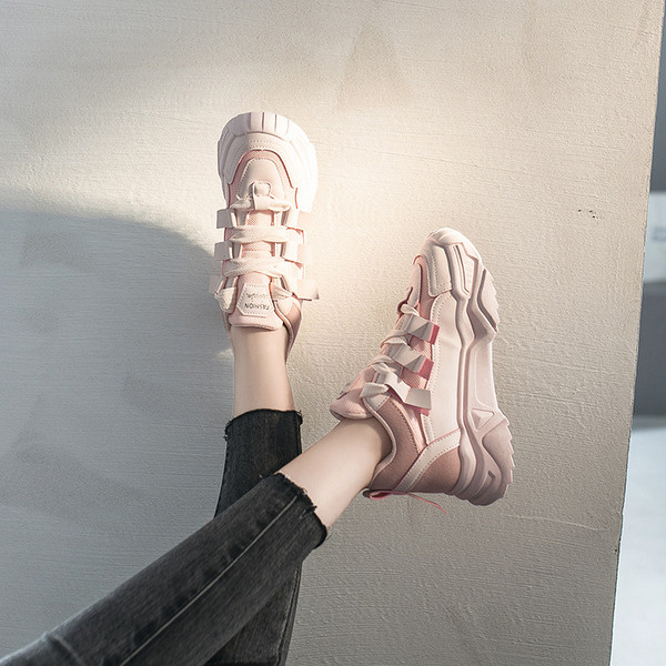 Moteriški sportbačiai su raišteliais ir grubiu padu