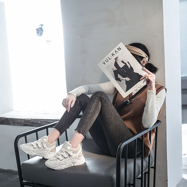 Moteriški sportbačiai su raišteliais ir grubiu padu