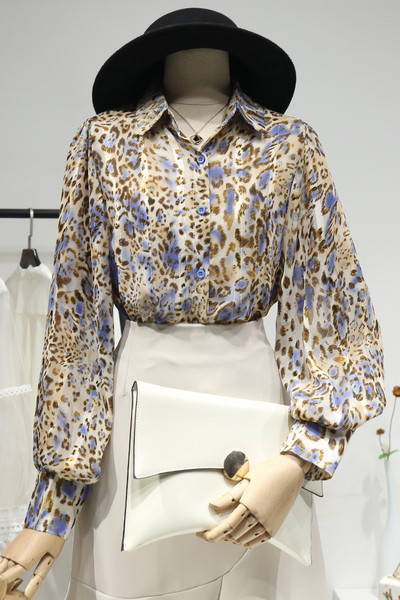 Klasszikus galléros, hosszú ujjú, állatmintás női ing