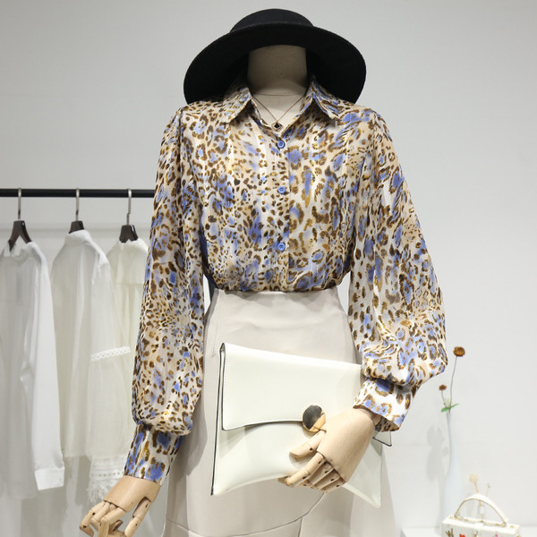 Klasszikus galléros, hosszú ujjú, állatmintás női ing