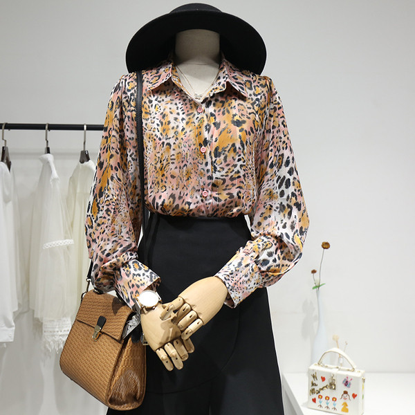 Klasszikus galléros, hosszú ujjú, állatmintás női ing