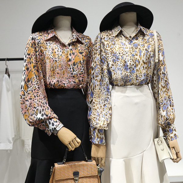 Klasszikus galléros, hosszú ujjú, állatmintás női ing