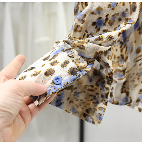 Klasszikus galléros, hosszú ujjú, állatmintás női ing