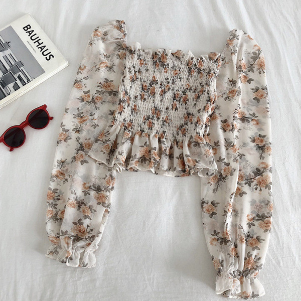 Laiade varrukate ja lillelise mustriga kevadine elastne pluus