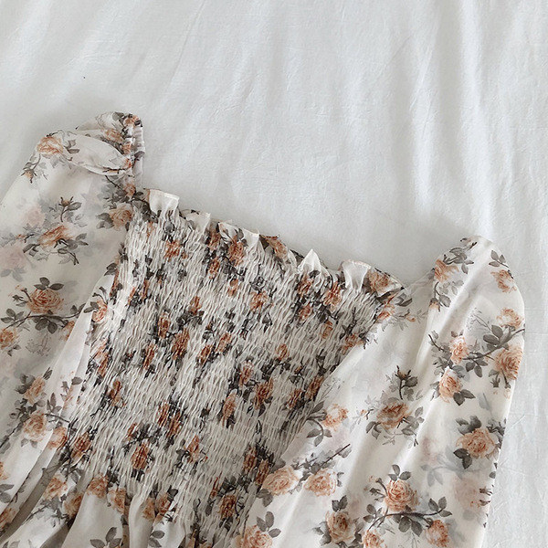 Laiade varrukate ja lillelise mustriga kevadine elastne pluus