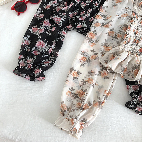 Laiade varrukate ja lillelise mustriga kevadine elastne pluus