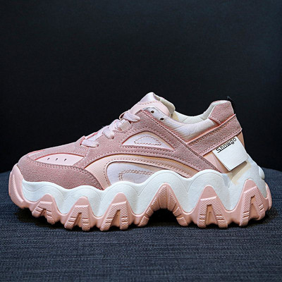 Női tornacipő durva talppal és fűzővel