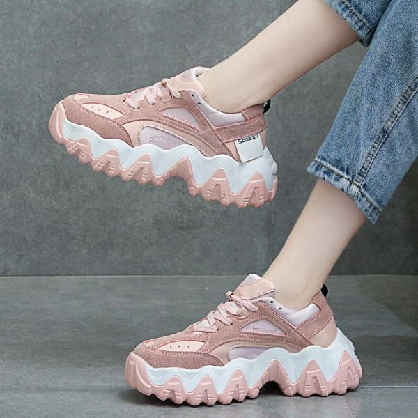 Női tornacipő durva talppal és fűzővel