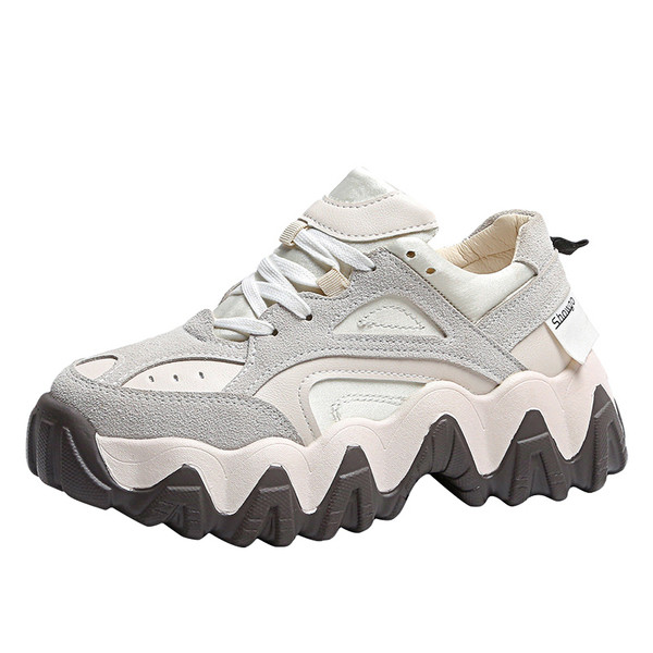 Női tornacipő durva talppal és fűzővel