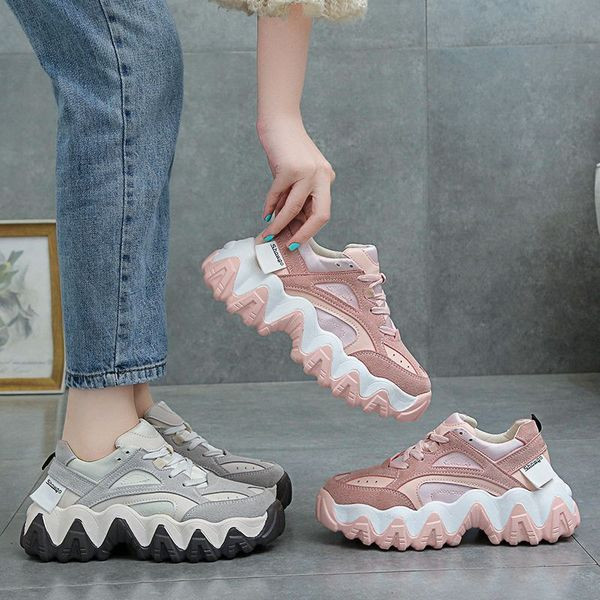 Női tornacipő durva talppal és fűzővel