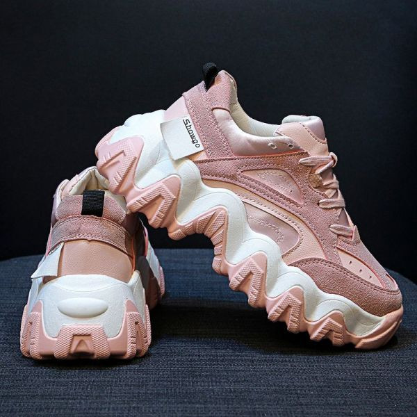 Női tornacipő durva talppal és fűzővel