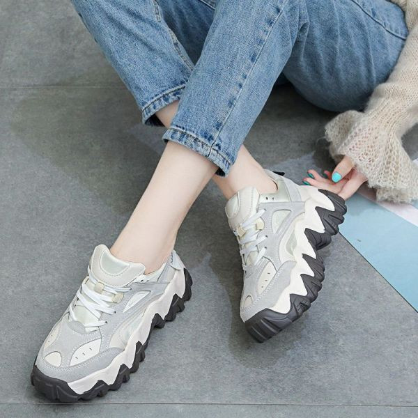 Női tornacipő durva talppal és fűzővel