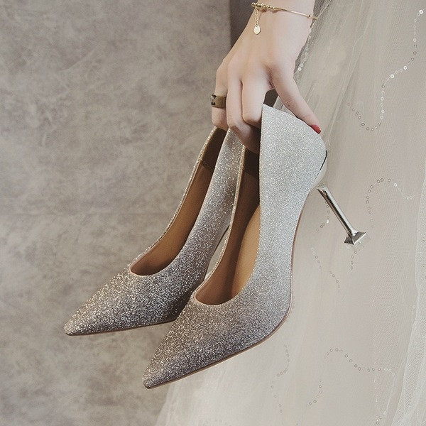 Stílusos, fényes hatású női cipő 8 cm-es sarokkal - hegyes modellel