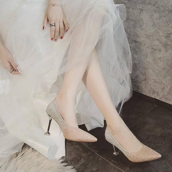 Stílusos, fényes hatású női cipő 8 cm-es sarokkal - hegyes modellel