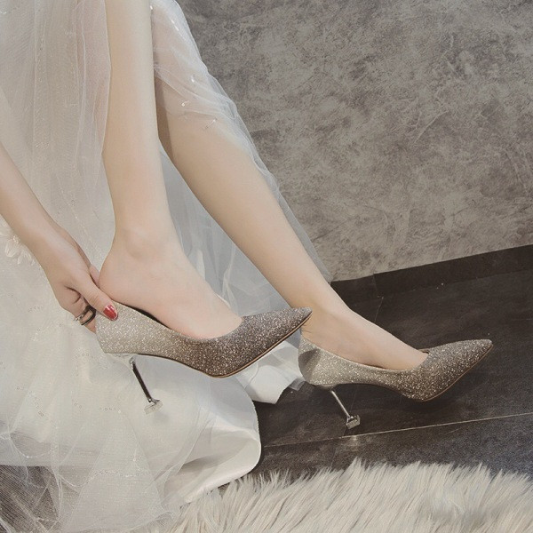 Stílusos, fényes hatású női cipő 8 cm-es sarokkal - hegyes modellel