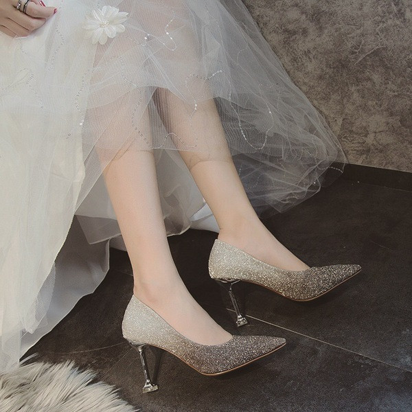 Stílusos, fényes hatású női cipő 8 cm-es sarokkal - hegyes modellel