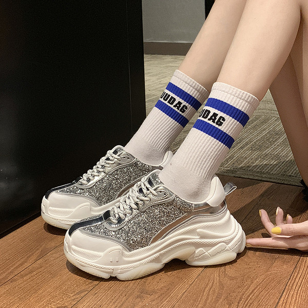 Ležerne ženske tenisice s potplatom visine 6 cm i sjajnim česticama