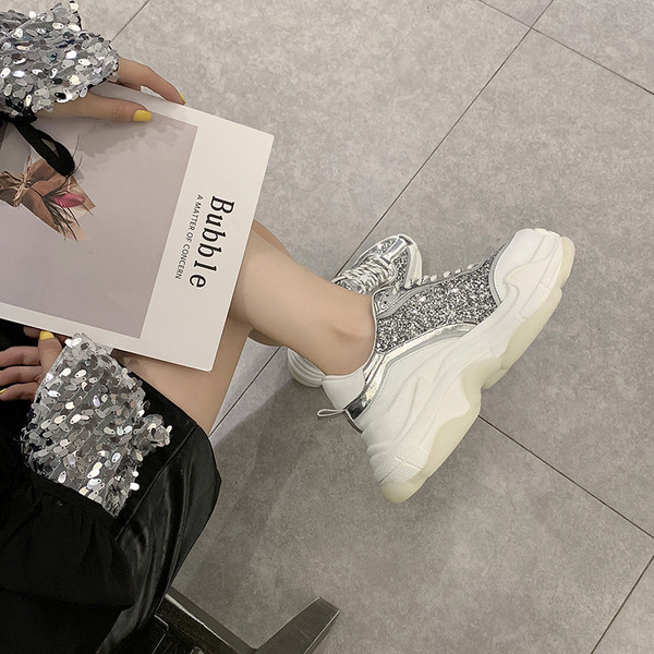 Ležerne ženske tenisice s potplatom visine 6 cm i sjajnim česticama