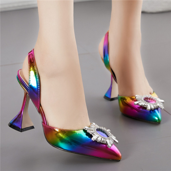 Moteriški laisvalaikio batai su aukštakulniais ir metaliniu elementu