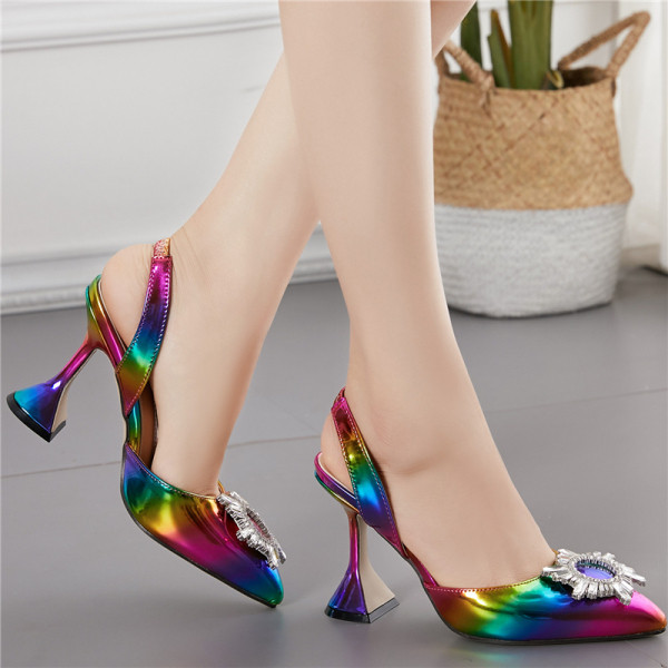 Moteriški laisvalaikio batai su aukštakulniais ir metaliniu elementu