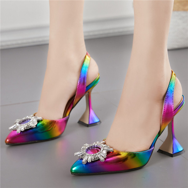 Moteriški laisvalaikio batai su aukštakulniais ir metaliniu elementu