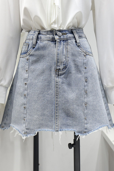 Modernus moteriškas sijonas su metaliniais elementais ir plėšytais motyvais