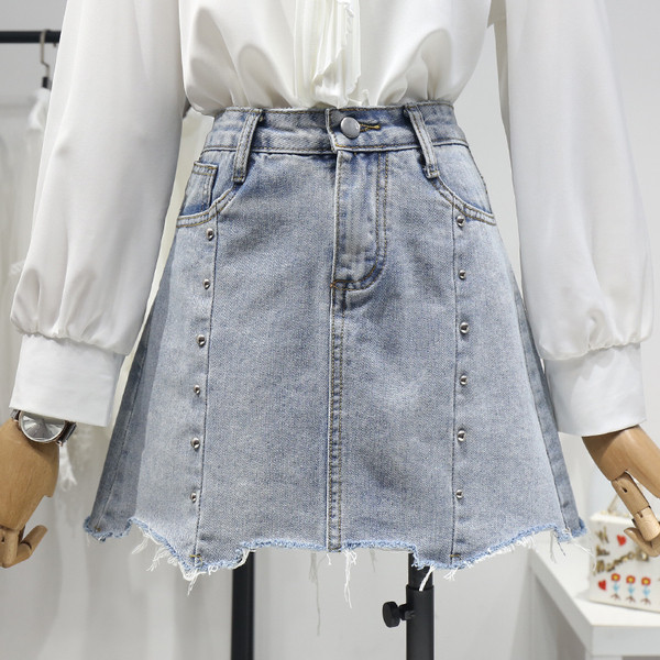 Modernus moteriškas sijonas su metaliniais elementais ir plėšytais motyvais