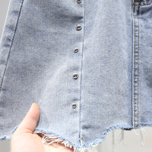 Modernus moteriškas sijonas su metaliniais elementais ir plėšytais motyvais