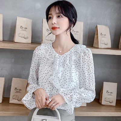 Ежедневна дамска риза на точки с V-образно деколте