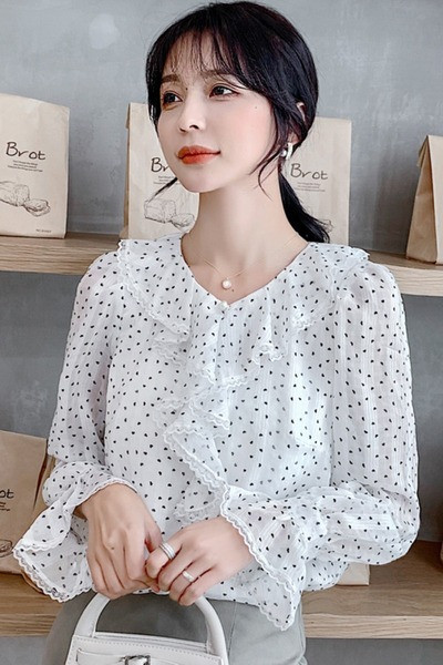 Ежедневна дамска риза на точки с V-образно деколте 