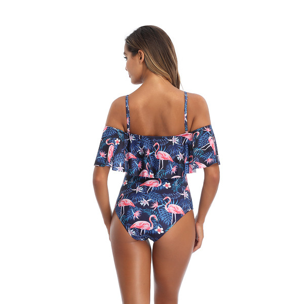 Moodne paljaste õlgade ja värvilise mustriga ujumistrikoo