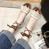 Paprasti moteriški basutės lygiais padais ir petnešėlėmis